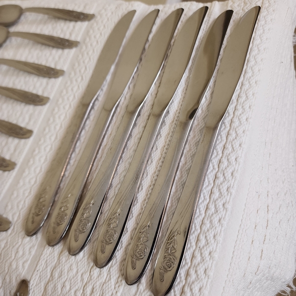 24-Piece Oneida Roseanne Stainless Flatware Set Stainless Canada - Picture 5 of 10